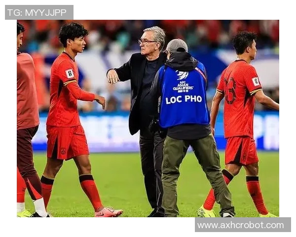 路人偶遇足球明星瞬间捕捉感人互动引发热议视频分享 路人偶遇足球明星瞬间捕捉感人互动引发热议视频分享