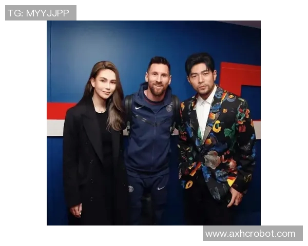 周杰伦与足球明星亲密合影展现运动与音乐的完美结合 周杰伦与足球明星亲密合影展现运动与音乐的完美结合